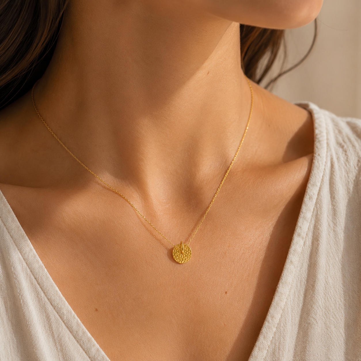 Collier Médaille Martelée Doré – Élégance Intemporelle