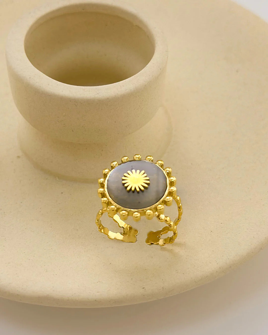 Bague Dorée Ouverte Cadre Soleil Incrustée de Pierre