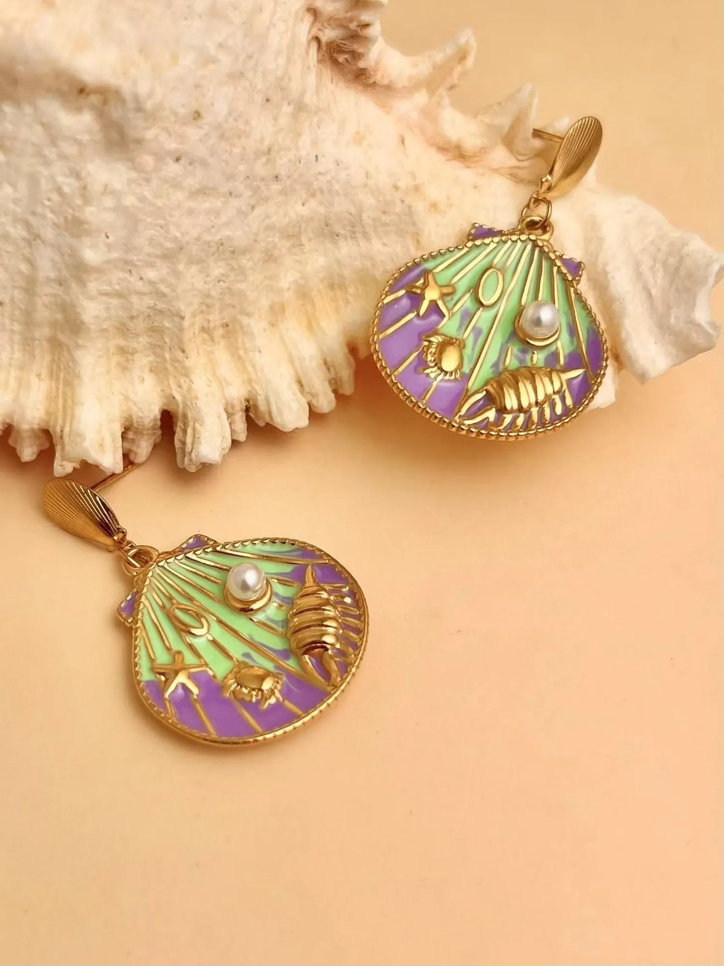 Boucle d'oreille en forme de coquillage pendante en acier violet