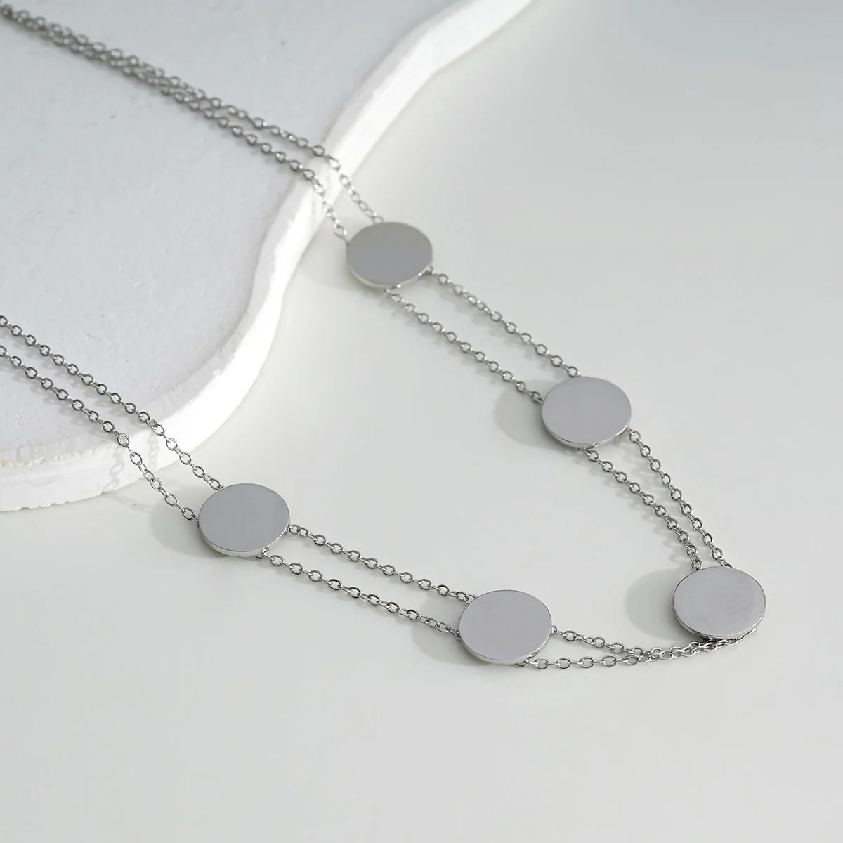 Collier ras du cou argenté double chaîne avec pendentif disque