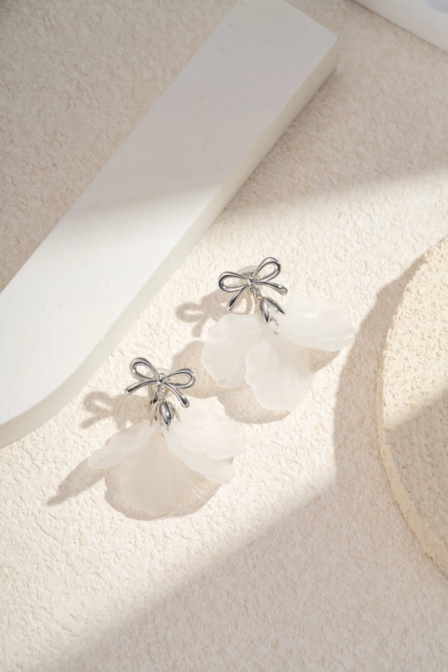 Boucles d’Oreilles Nœud Fleur Pétales Translucides Élégantes