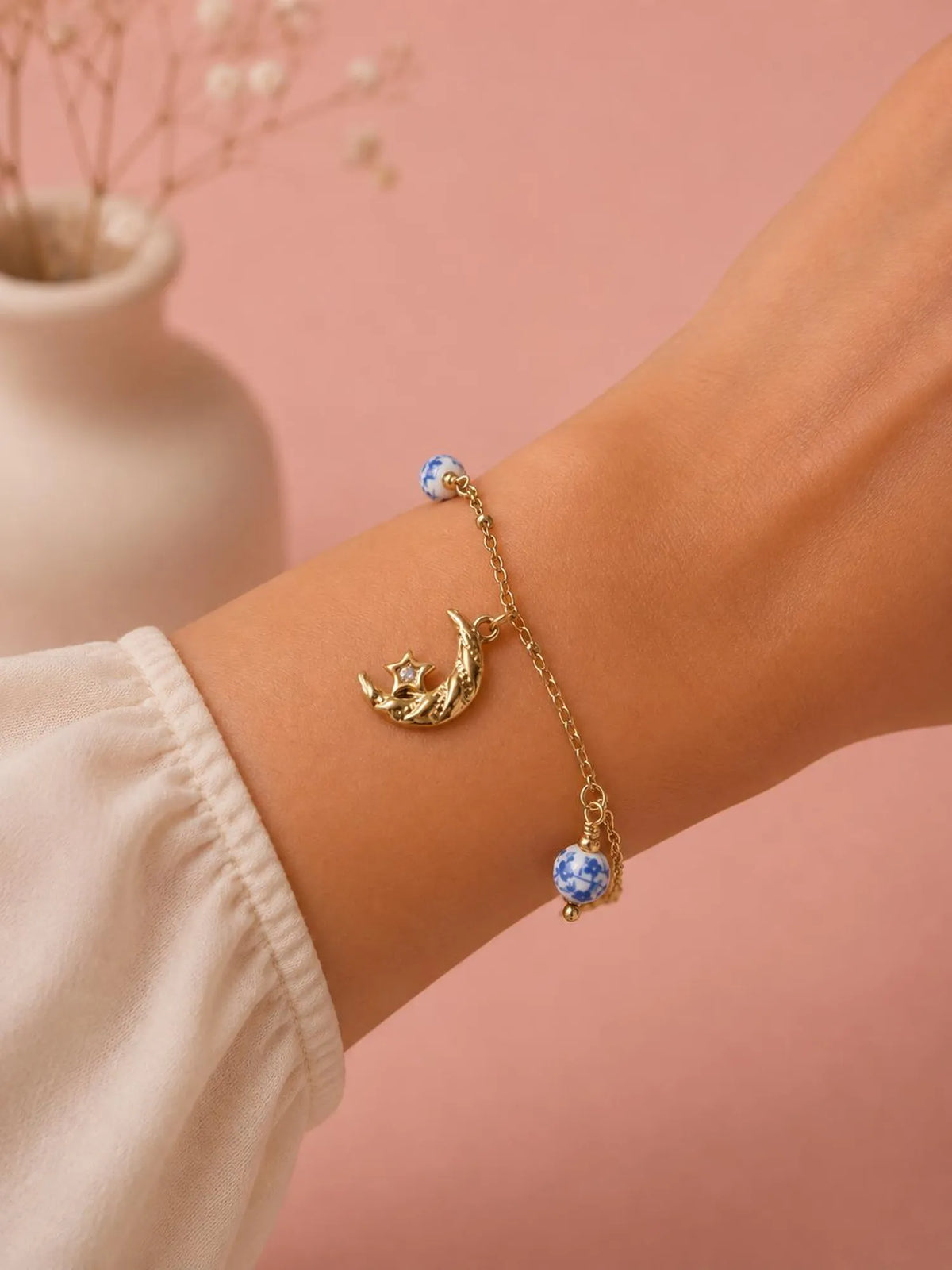Bracelet doré à breloques constellations et boules de porcelaines bleues ✨