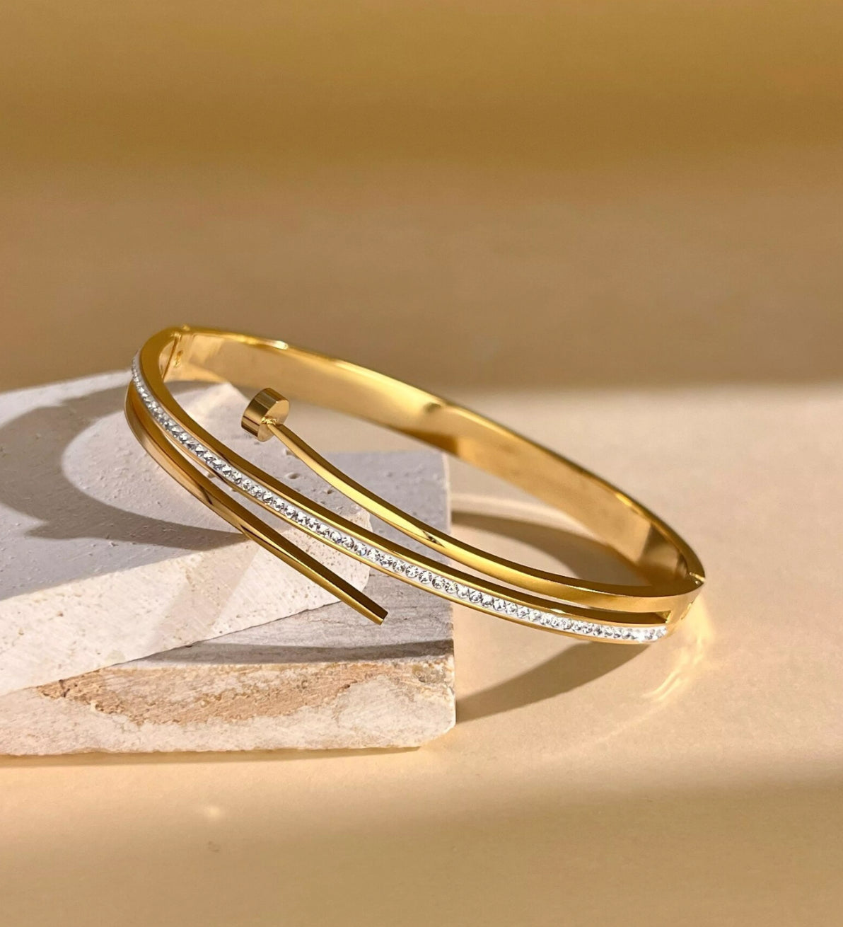 Bracelet jonc forme clou avec strass