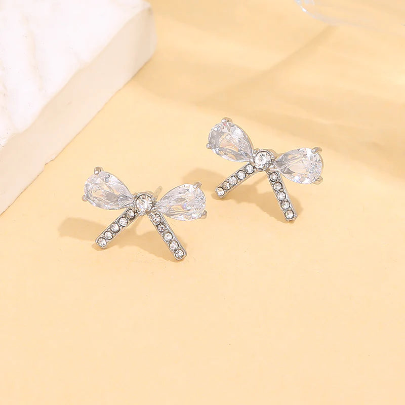 Boucles d’oreilles en forme de nœud serties de strass