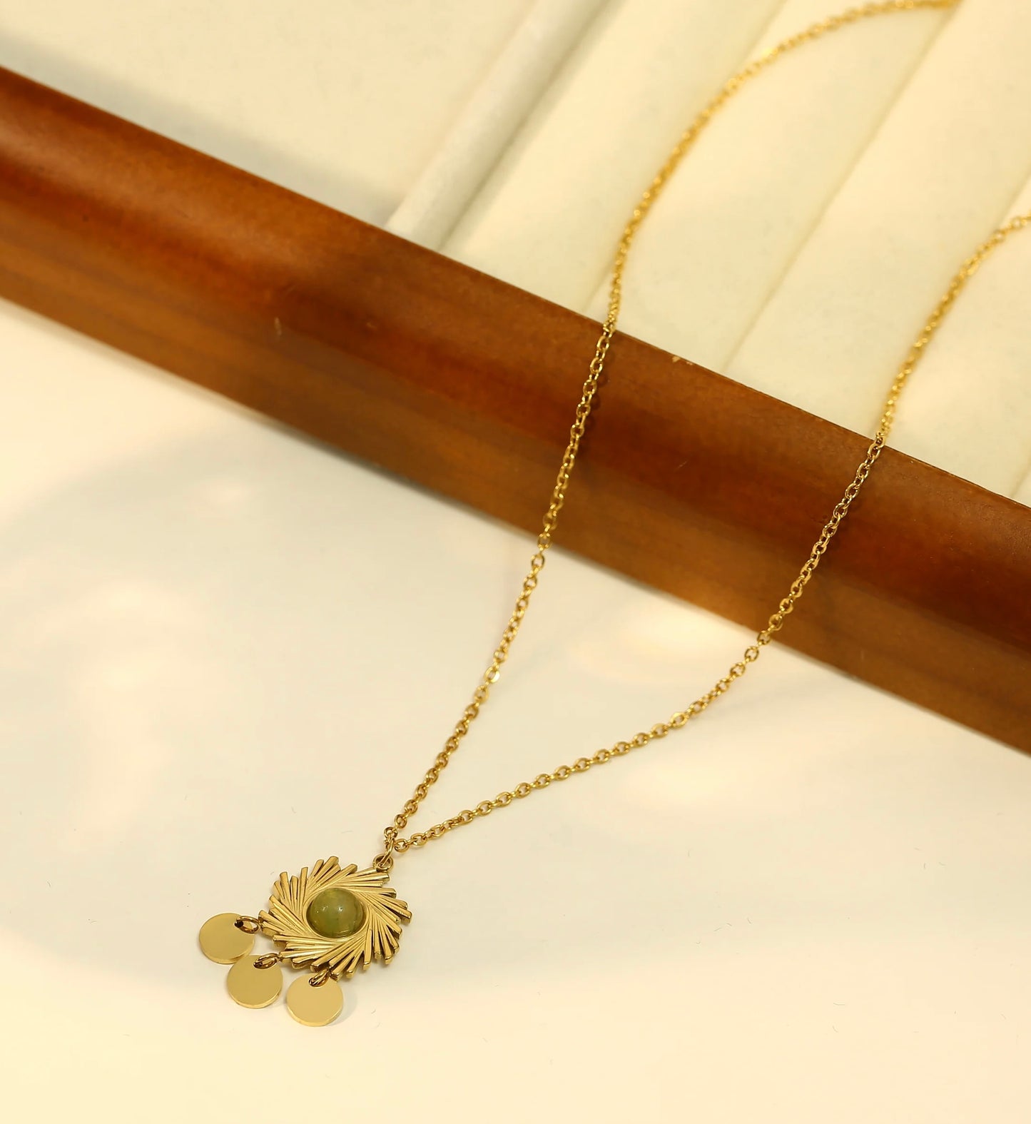 Collier doré avec pendentif soleil et pierre nature vert