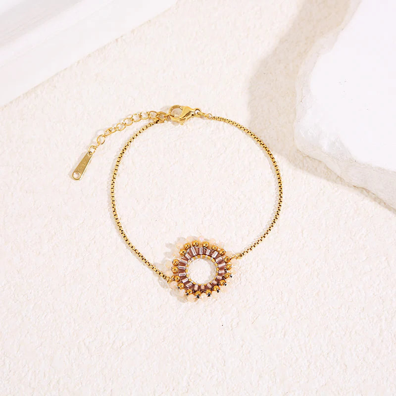 Bracelet chaîne dorée fine avec pendentif rond perlé