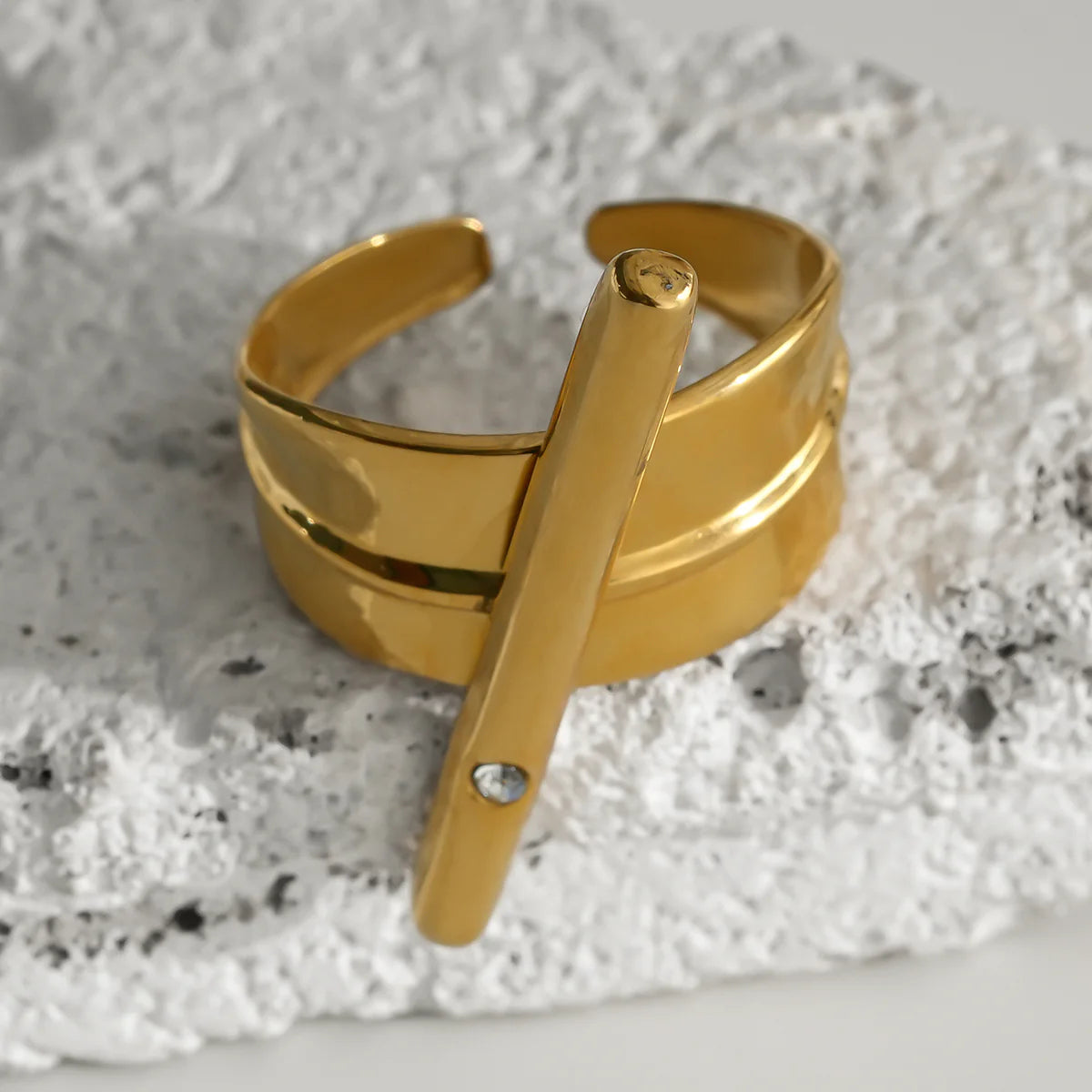 Bague Dorée Large Bande Avec Barre Brillante