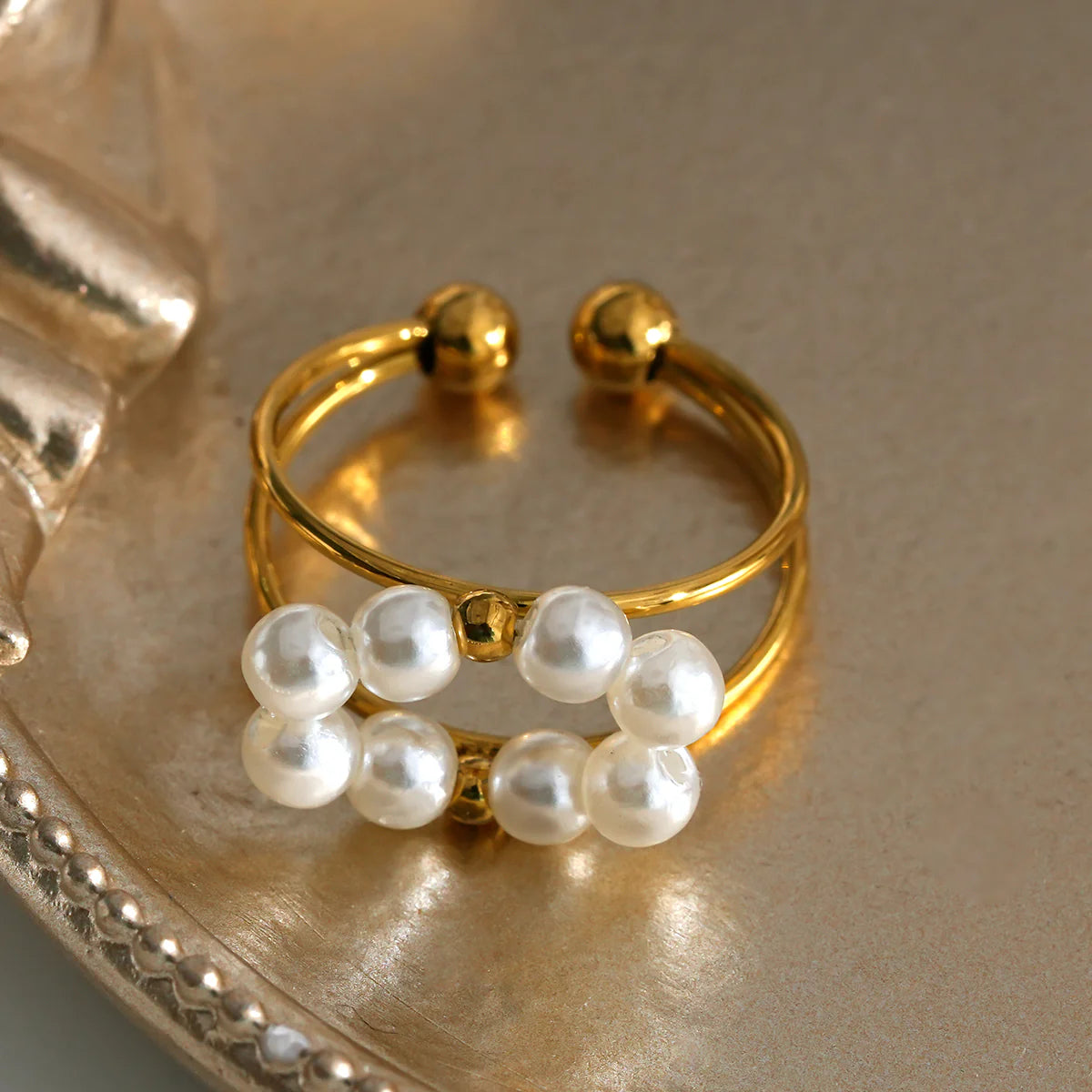 Bague ligne dorée réglable avec perles synthétiques