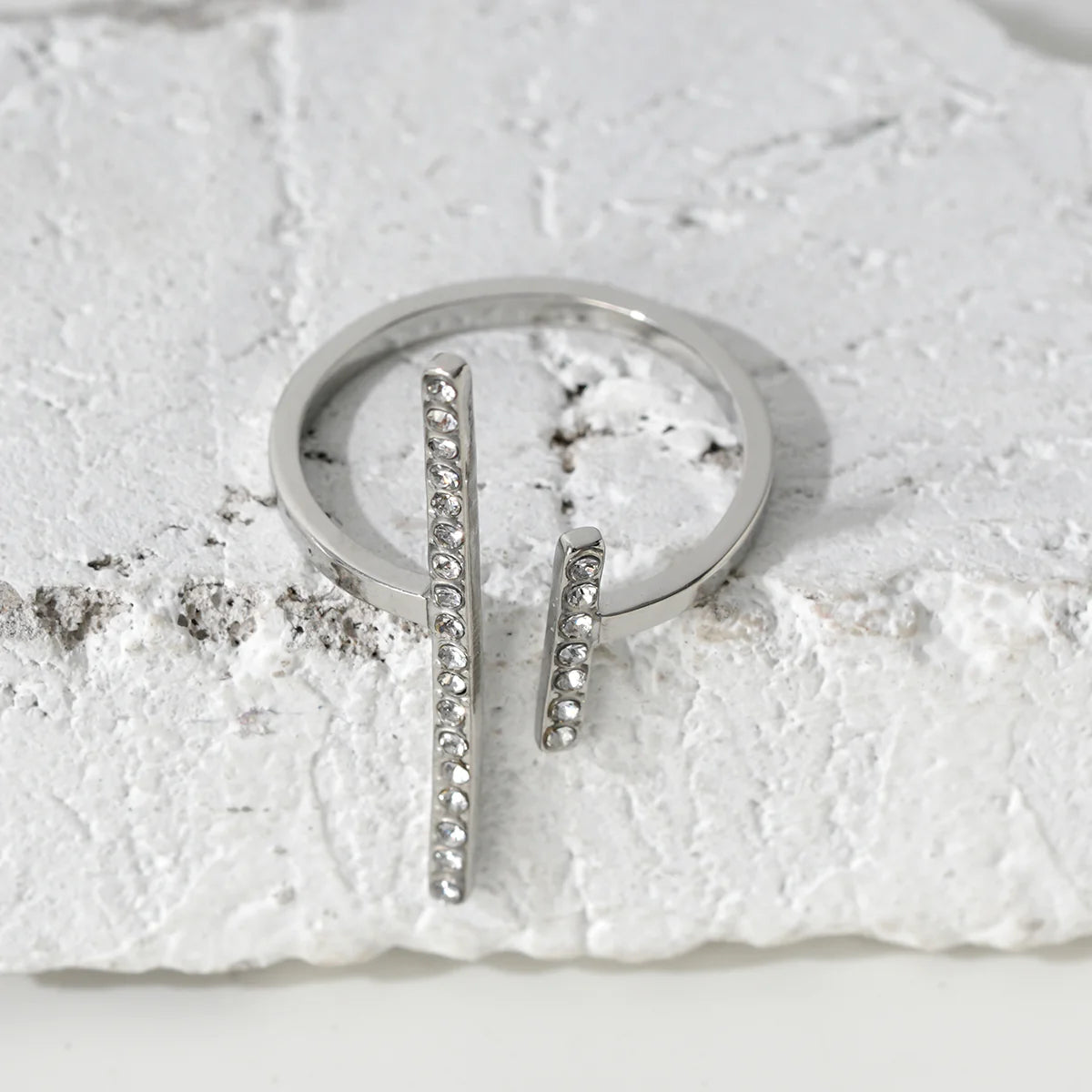 Bague Argentée Double Barres Incrutées de Strass
