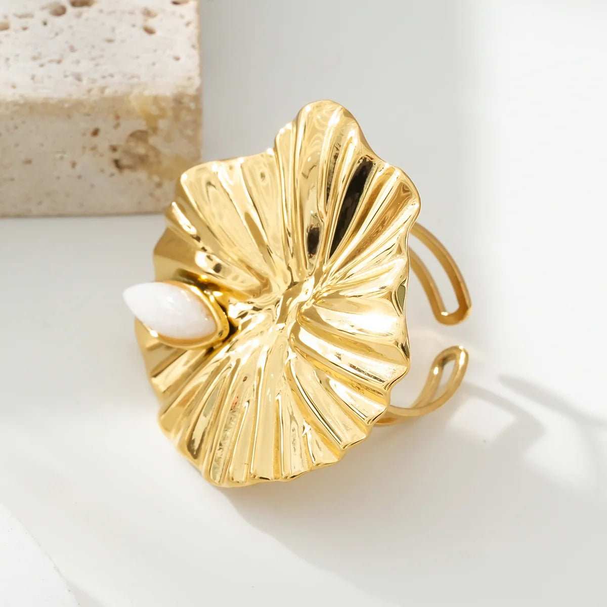 Bague Dorée Feuille de Lotus Ornée de Pierre Blanche