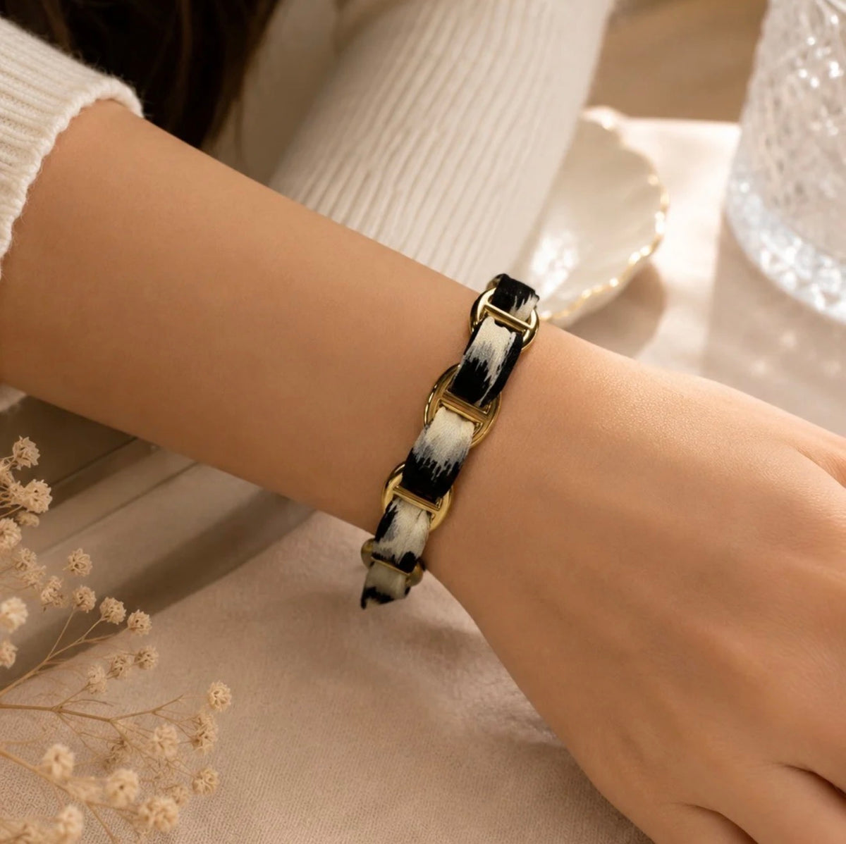 Bracelet jonc maille ovale doré tressé tissu imprimé noir blanc