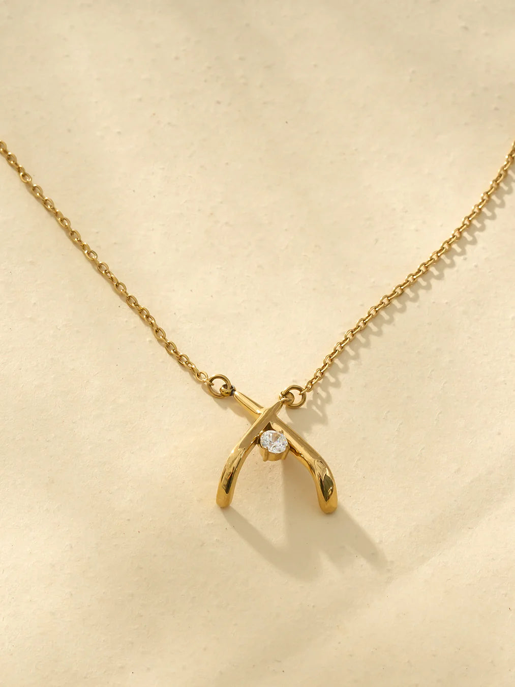 Collier Avec Croix Incurvé Orné d'Un Strass