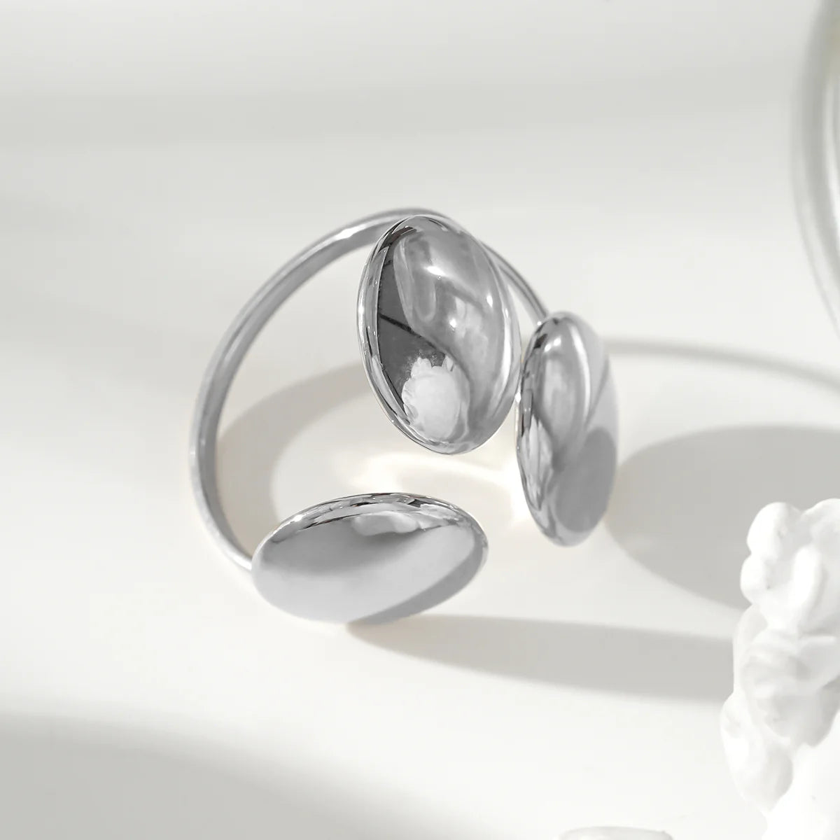 Bague Argentée Avec Trois Boutons Brillants