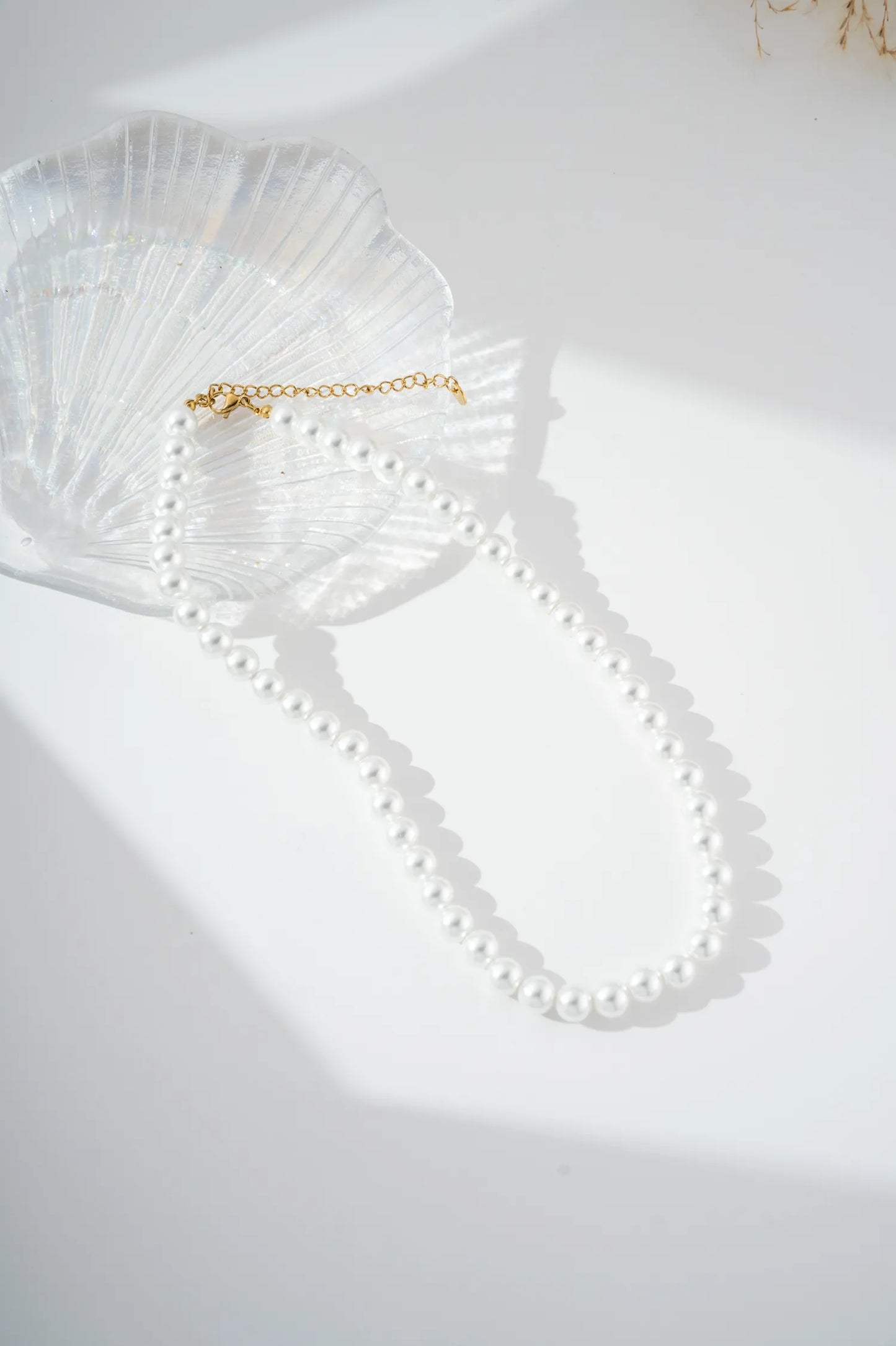 Collier perles blanches 8 mm fermoir doré acier inoxydable