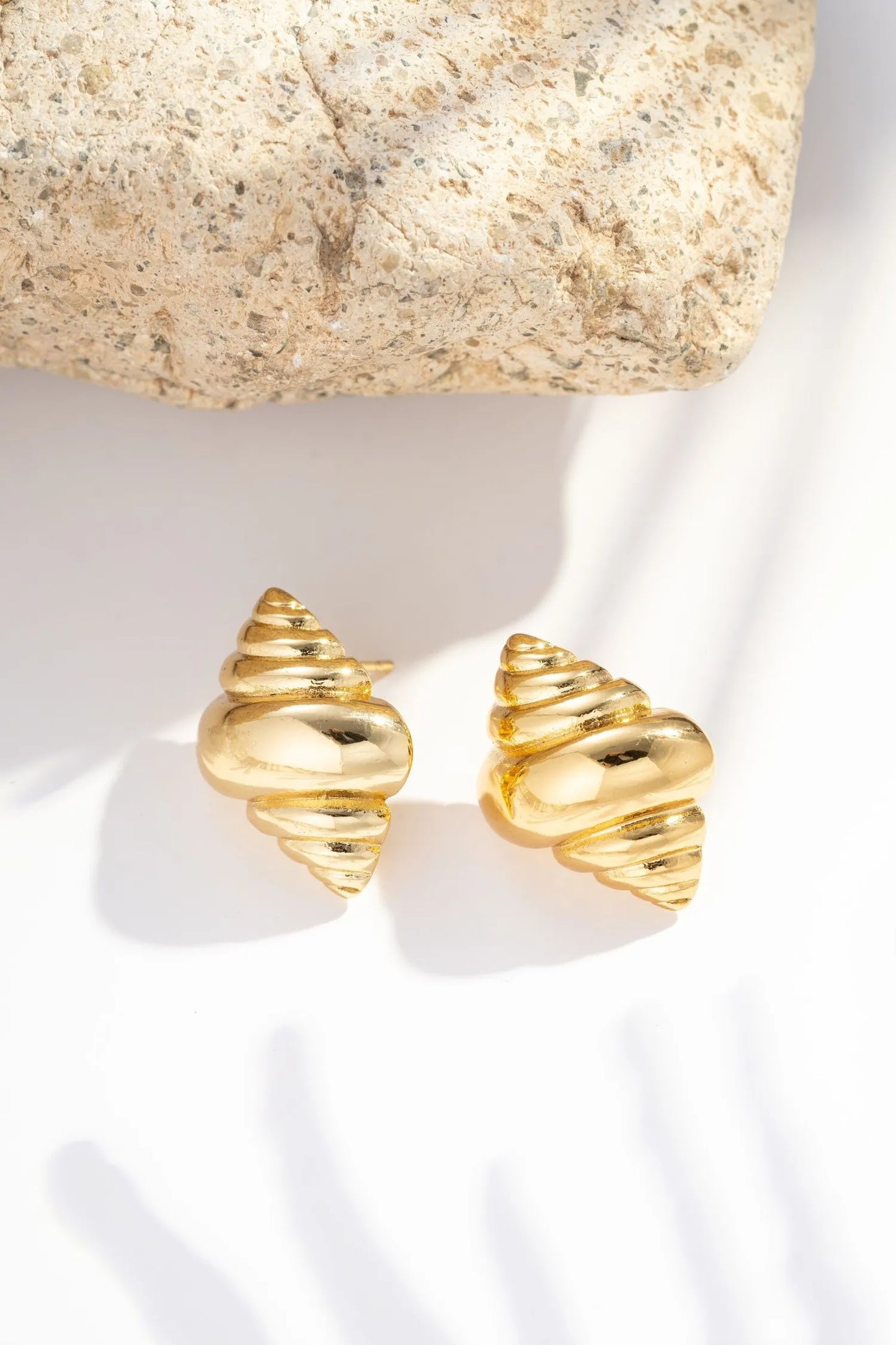 Boucle d’oreille doré acier inoxydable, spirale coquillage