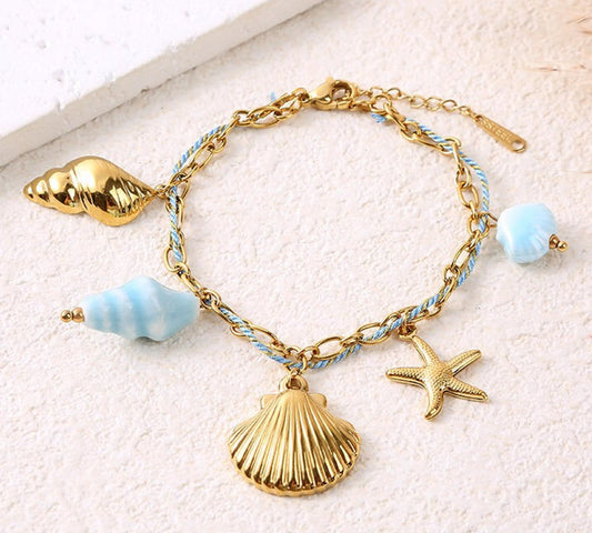 Bracelet chaîne dorée cordon bleu ciel charms coquillages bleu