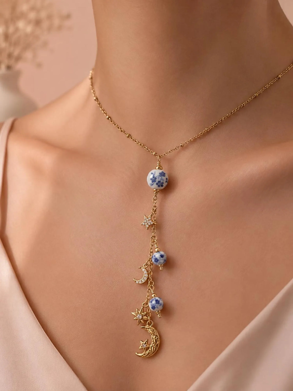Collier doré avec breloques porcelaine bleu et constellation ✨