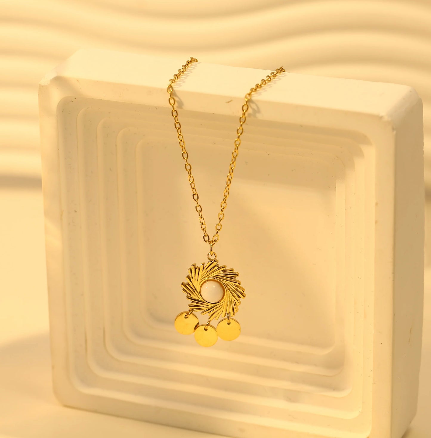 Collier doré avec pendentif soleil et pierre nature