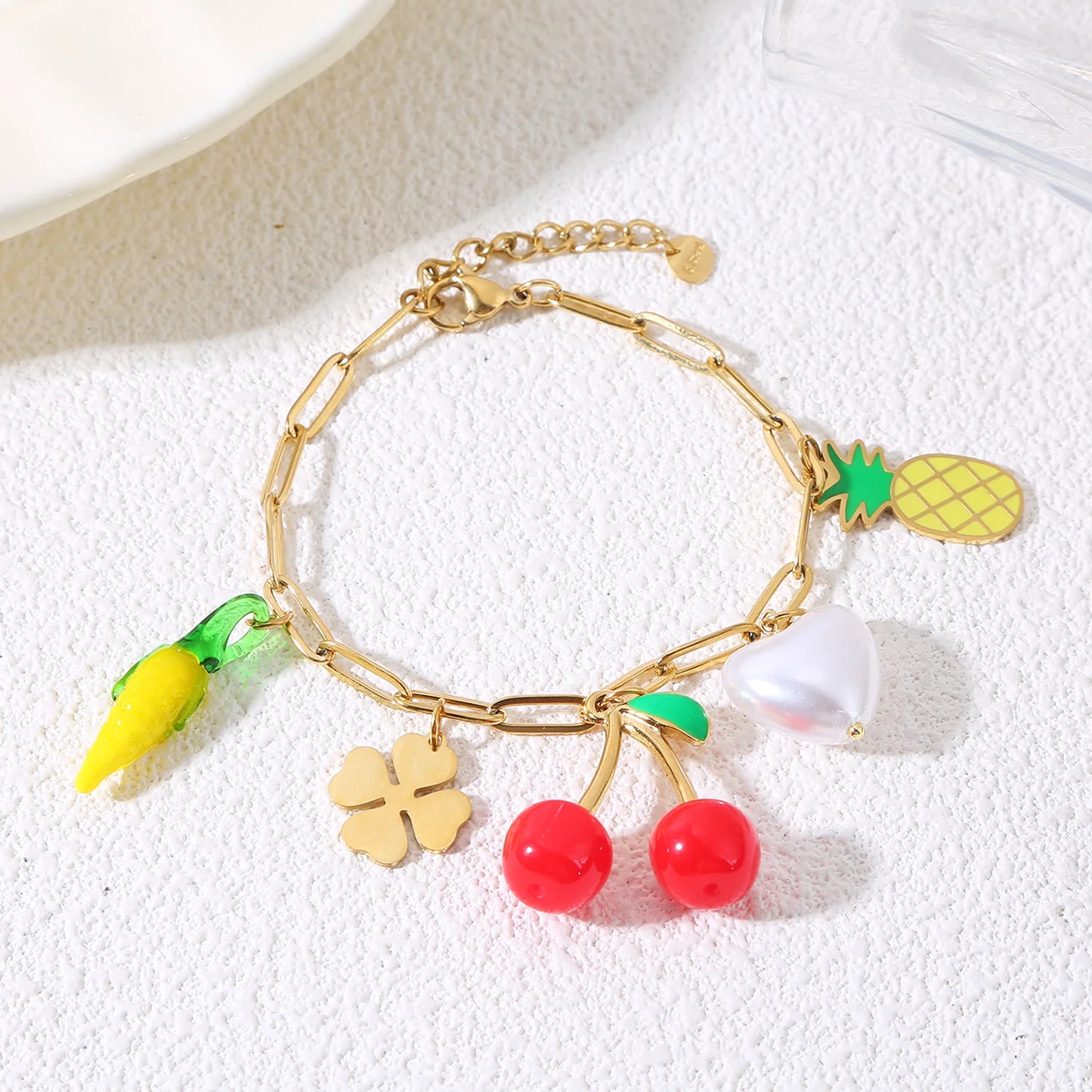 Bracelet chaîne dorée avec breloques fruitées et perle