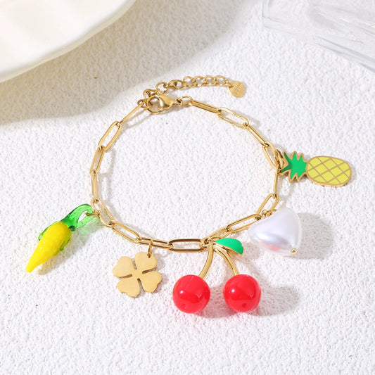 Bracelet chaîne dorée avec breloques fruitées et perle