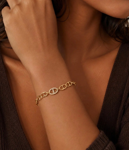 Bracelet doré maillons ovales motif central serti pierres design moderne