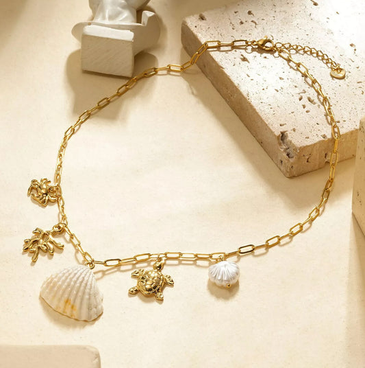 Collier chaîne dorée avec corail tortue et coquillage
