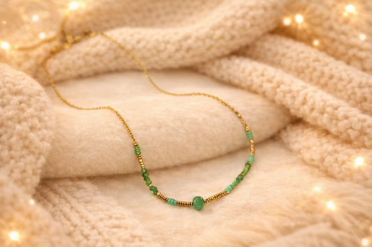 Collier doré avec pierre nature verte