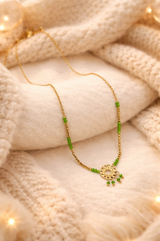 Collier Chaîne Dorée Avec Pendentif Anneau Pierres Vertes