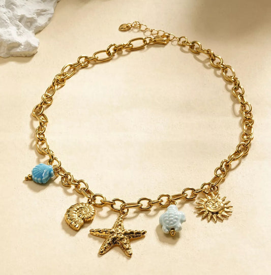Collier chaîne dorée avec breloques étoile de mer coquillage et tortue bleue