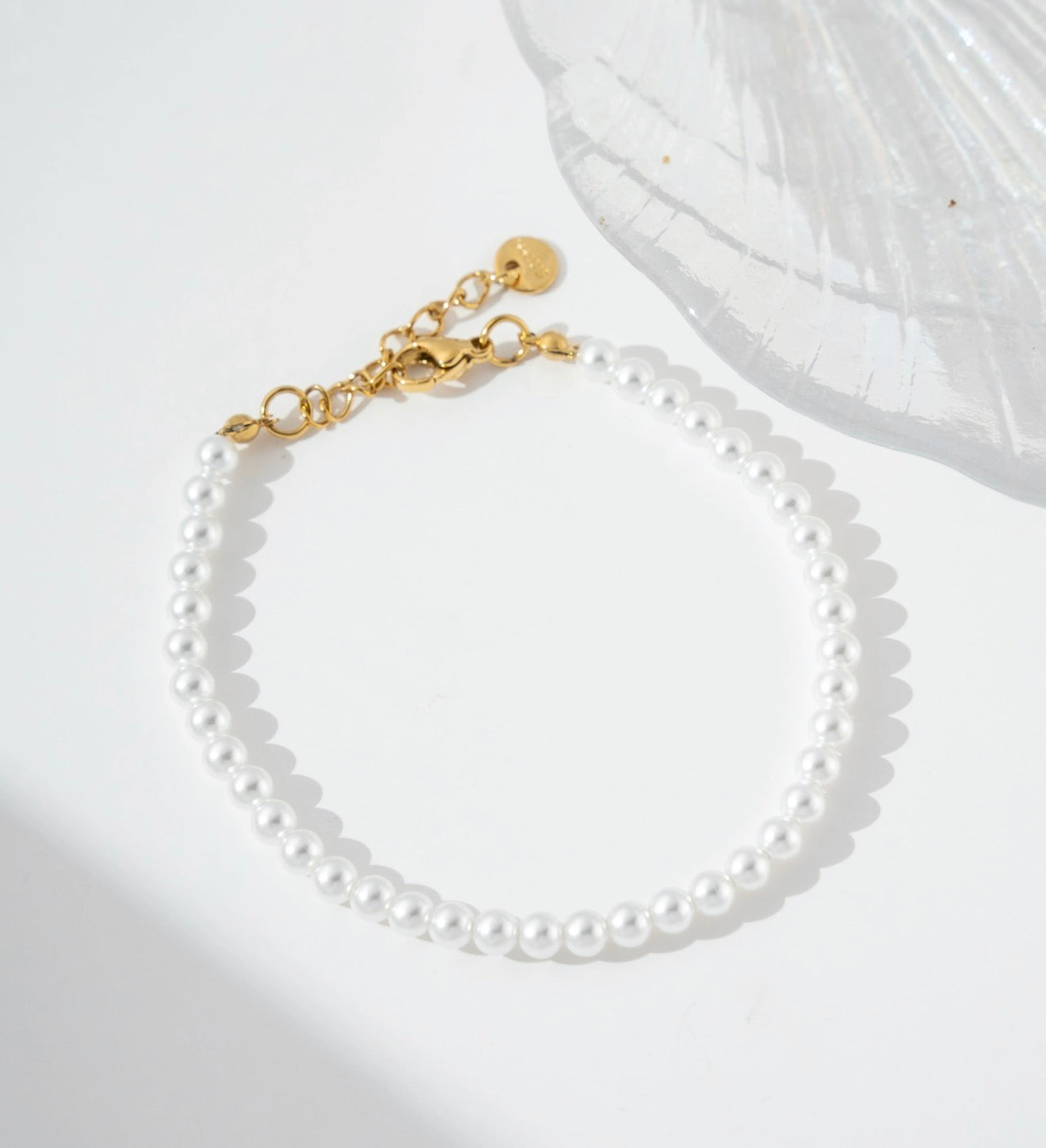 Bracelet perles blanches 4 mm fermoir doré acier inoxydable