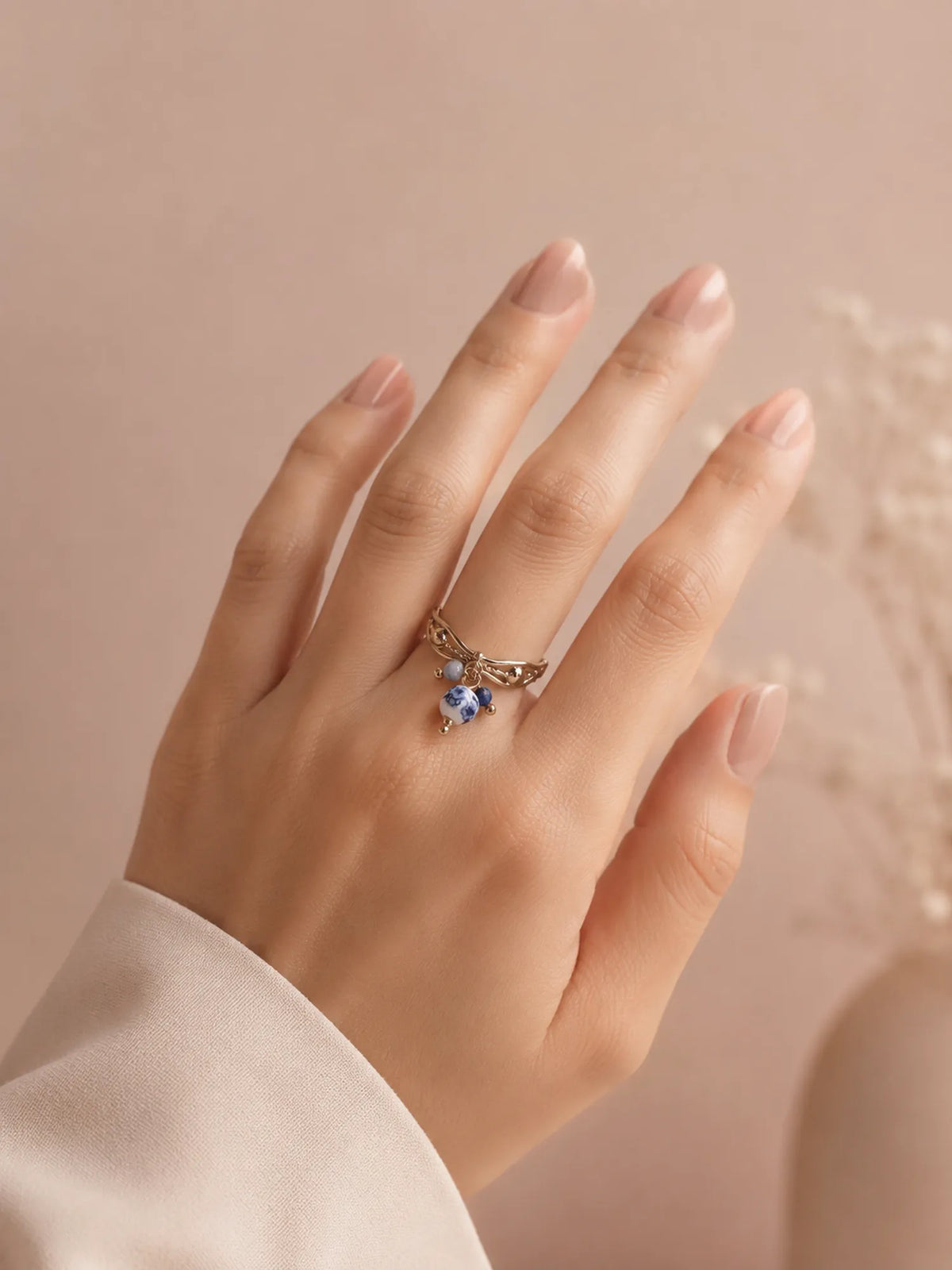 Bague dorée ajustable perle pendante en porcelaine bleue ✨